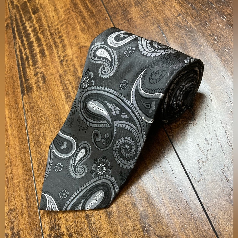 AVANTI UOMO 100% Polyester Men’s Tie Black Silver Paisley Handmade Necktie
